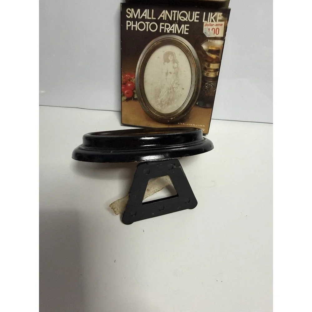 Vintage Woolworth Small Oval Antique Like Photo Frame 4x4.8 Made Hong Kong K-1